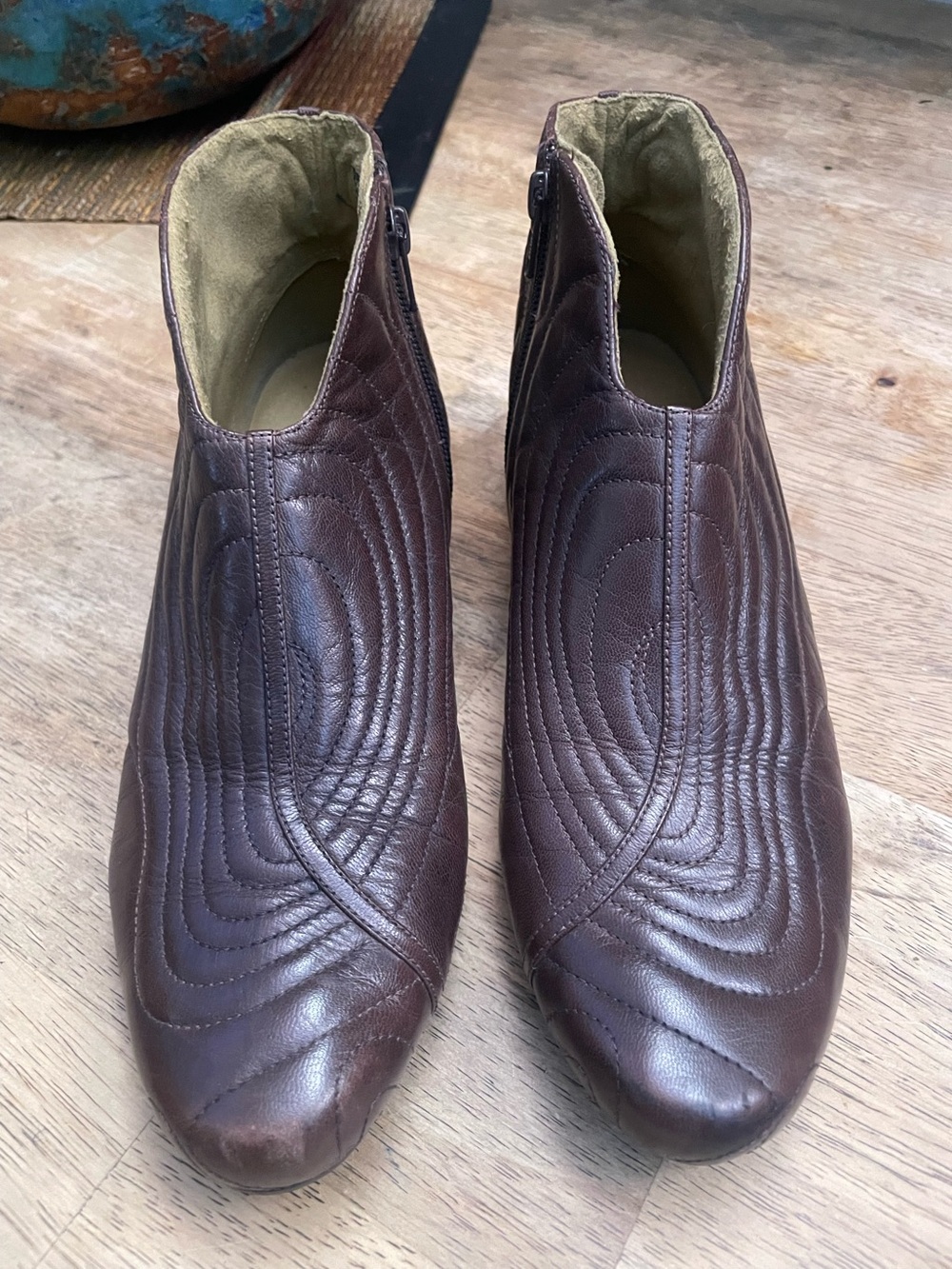 VTG TSUBO Women’s Brown Leather Ankle Boots - Size 10 US   Unique Quilted Wave
